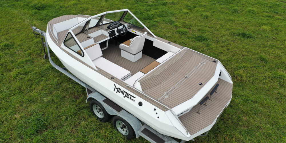 Minijet Defender, jet boat, twin engine