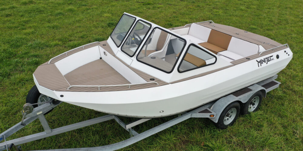 Minijet Defender, jet boat, twin engine