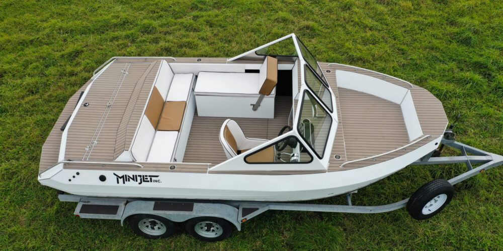 Minijet Defender, jet boat, twin engine
