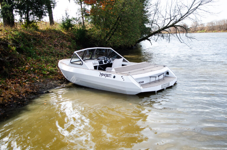 Minijet defender, jet boat, twin engine