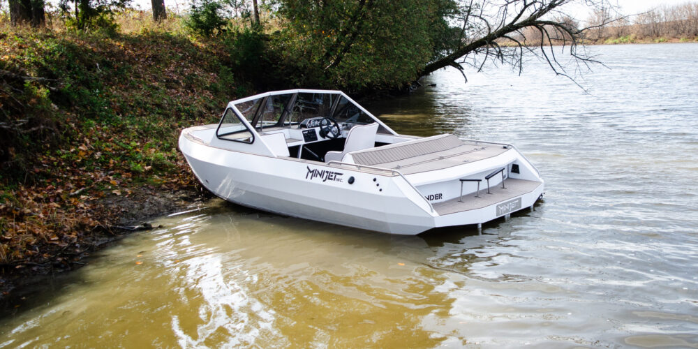 Minijet defender, jet boat, twin engine