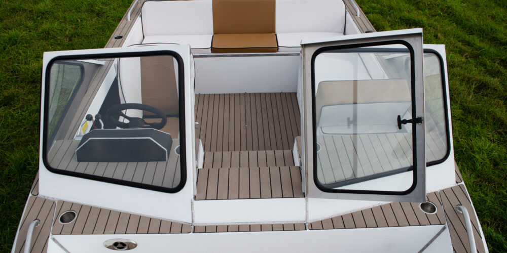 Glass windscreen, high windscreen, jet boat, minijet defender